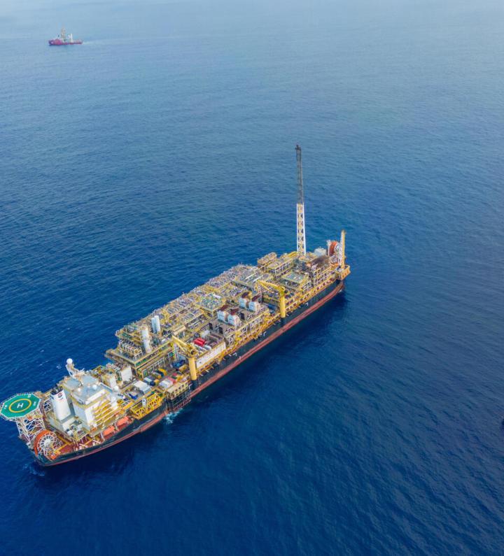 巴西拉帕油田Cidade de Caraguatatuba FPSO（MV 27）和Siem Atlas PSV鸟瞰图